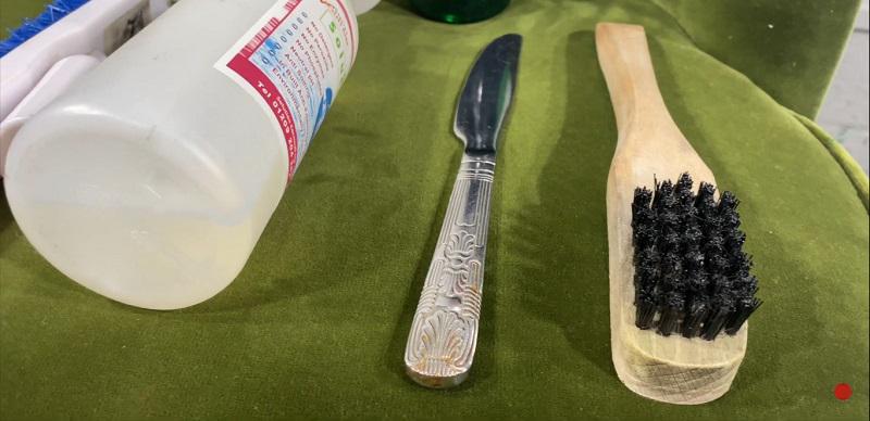 برس و چاقوی مناسب برای تمیز کردن مبل مخمل